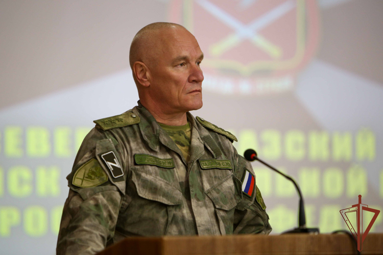 Командующий Северо-Кавказским округом Росгвардии передал госнаграду семье погибшего военнослужащего