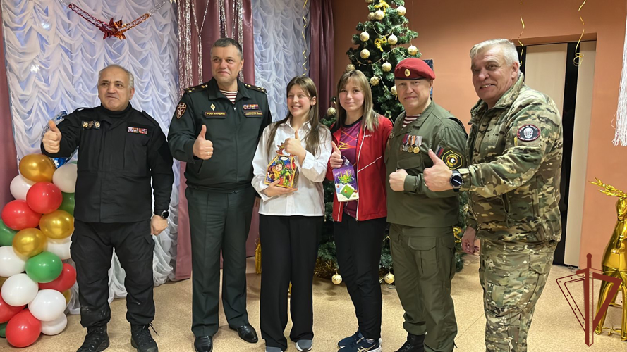 Нижегородские росгвардейцы поздравили воспитанников первого санаторного детского дома с наступающим Новым годом