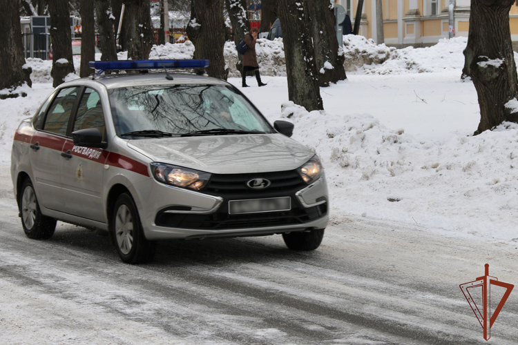 Росгвардейцы оказали помощь поскользнувшейся и повредившей руку женщине в Новосибирске