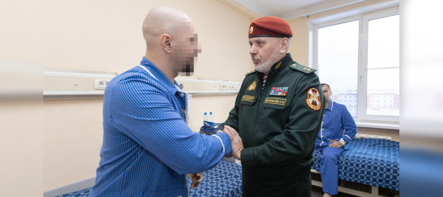 Генерал-лейтенант Алексей Воробьев навестил раненых росгвардейцев в главном госпитале ведомства