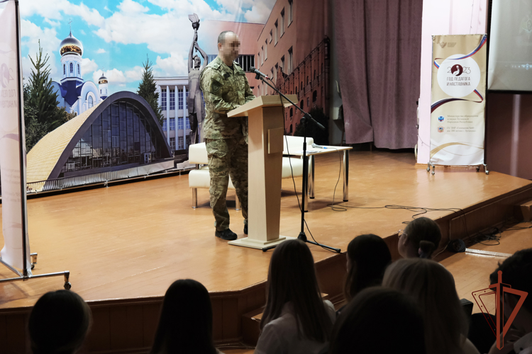 Представители Росгвардии провели урок безопасности в луганской школе