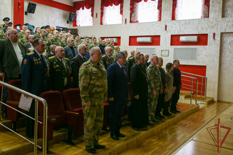 Командующий Северо-Кавказским округом Росгвардии передал госнаграду семье погибшего военнослужащего