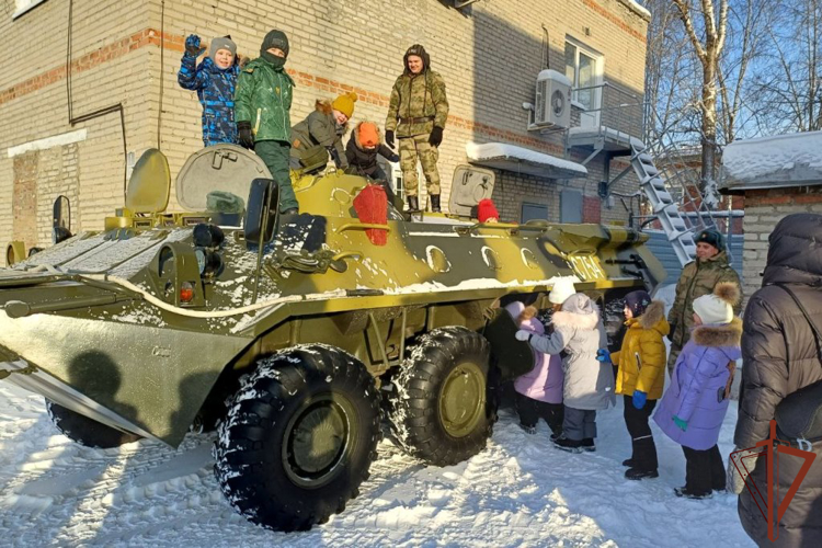  В Сибири росгвардейцы провели посвященные Дню Конституции Российской Федерации тематические мероприятия 