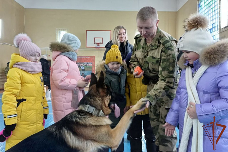  В Сибири росгвардейцы провели посвященные Дню Конституции Российской Федерации тематические мероприятия 