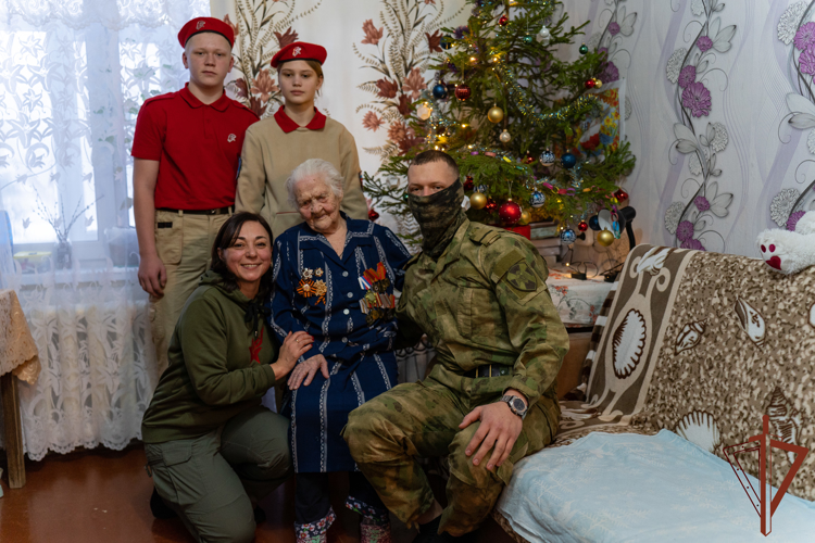 Росгвардейцы поздравили с Новым годом 100-летнего ветерана в Архангельске
