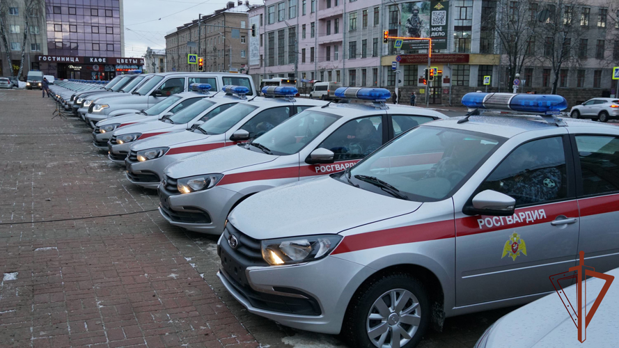   Ключи от новых патрульных автомобилей вручили сотрудникам Росгвардии в Брянске