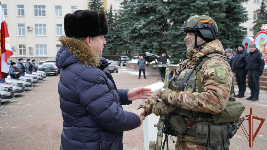   Ключи от новых патрульных автомобилей вручили сотрудникам Росгвардии в Брянске