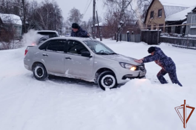Росгвардейцы вытащили застрявший в снегу автомобиль в Мордовии