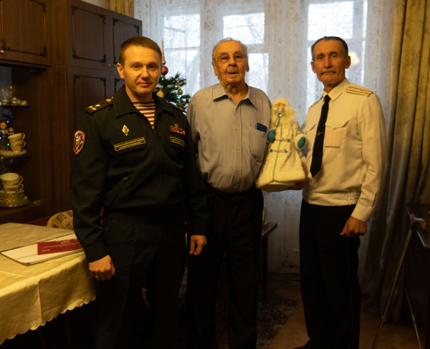 Росгвардейцы Центрального округа поздравили ветеранов Великой Отечественной войны с наступающими новогодними праздниками