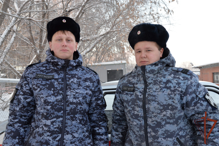 Экипаж Росгвардии пришел на помощь попавшей в трудную ситуацию на дороге в сильный мороз жительнице Екатеринбурга 