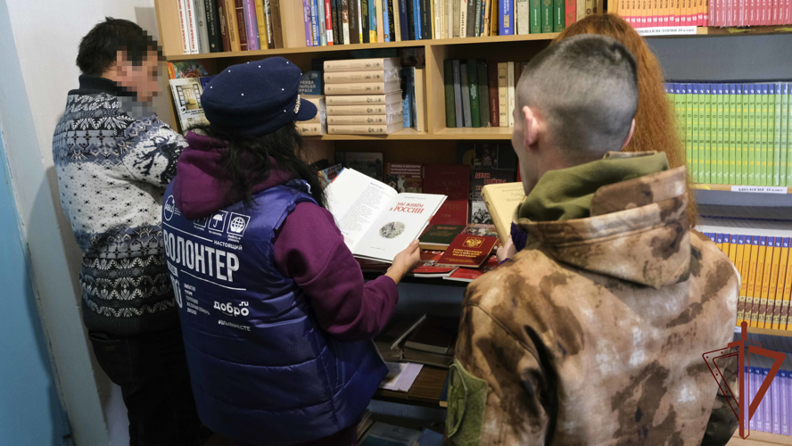 Книги ко Дню Конституции подарили росгвардейцы студентам в Херсонской области