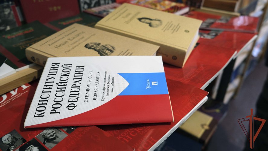 Книги ко Дню Конституции подарили росгвардейцы студентам в Херсонской области