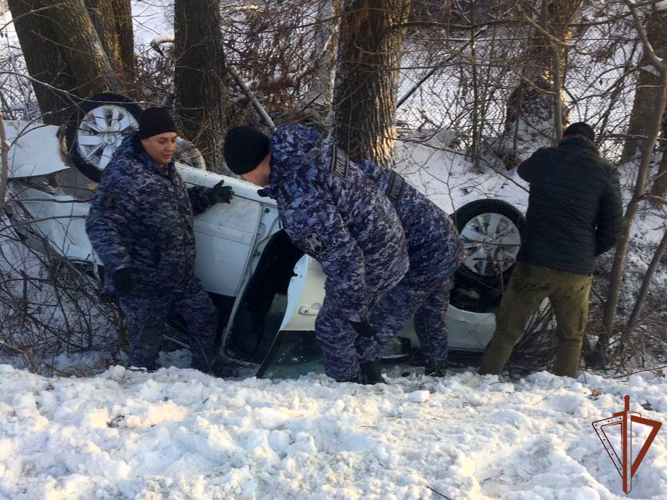 Сотрудники Росгвардии помогли попавшему в ДТП автомобилисту в Татарстане