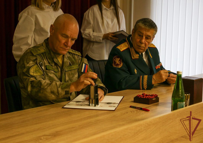 Командующий Северо-Кавказским округом Росгвардии принял участие в церемонии гашения посвященных 25-летию центра спецназначения ведомства почтовых карточек