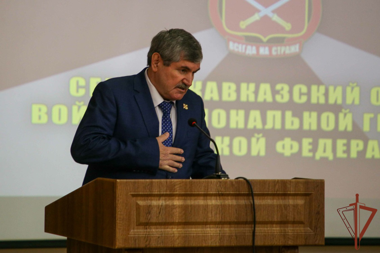 Командующий Северо-Кавказским округом Росгвардии передал госнаграду семье погибшего военнослужащего