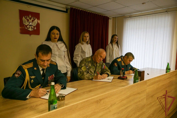Командующий Северо-Кавказским округом Росгвардии принял участие в церемонии гашения посвященных 25-летию центра спецназначения ведомства почтовых карточек