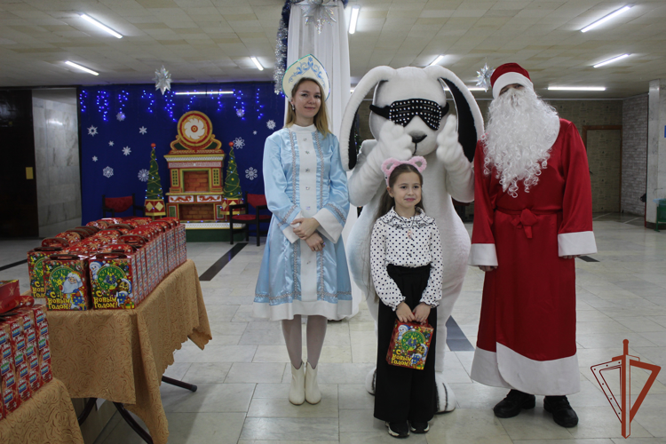 Огни новогодних елок зажглись для подрастающего поколения в воинских частях Южного округа Росгвардии