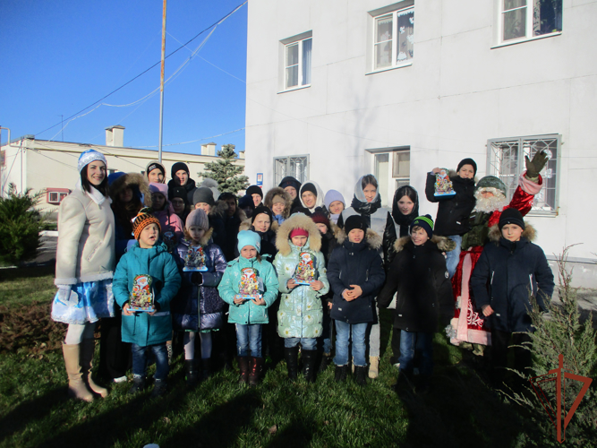 Огни новогодних елок зажглись для подрастающего поколения в воинских частях Южного округа Росгвардии