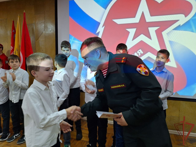 Огни новогодних елок зажглись для подрастающего поколения в воинских частях Южного округа Росгвардии