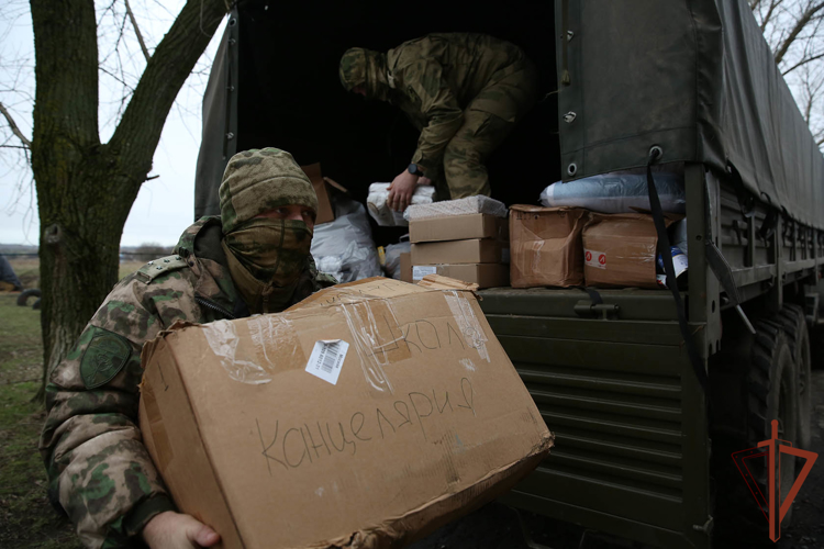Росгвардейцы привезли гуманитарную помощь школьникам ДНР