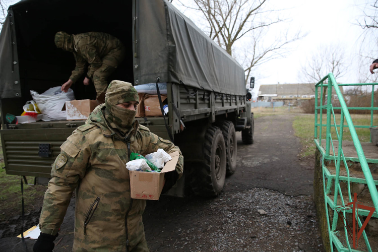 Росгвардейцы привезли гуманитарную помощь школьникам ДНР