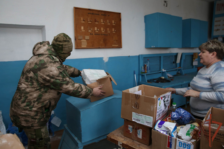 Росгвардейцы привезли гуманитарную помощь школьникам ДНР