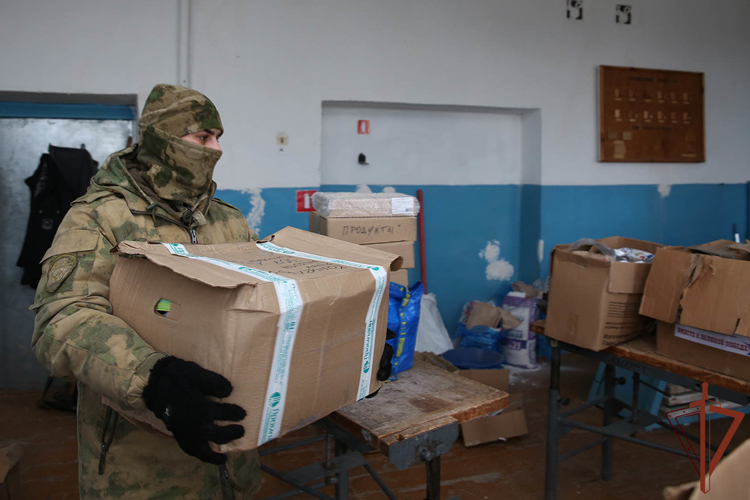 Росгвардейцы привезли гуманитарную помощь школьникам ДНР