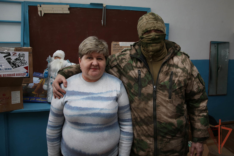 Росгвардейцы привезли гуманитарную помощь школьникам ДНР