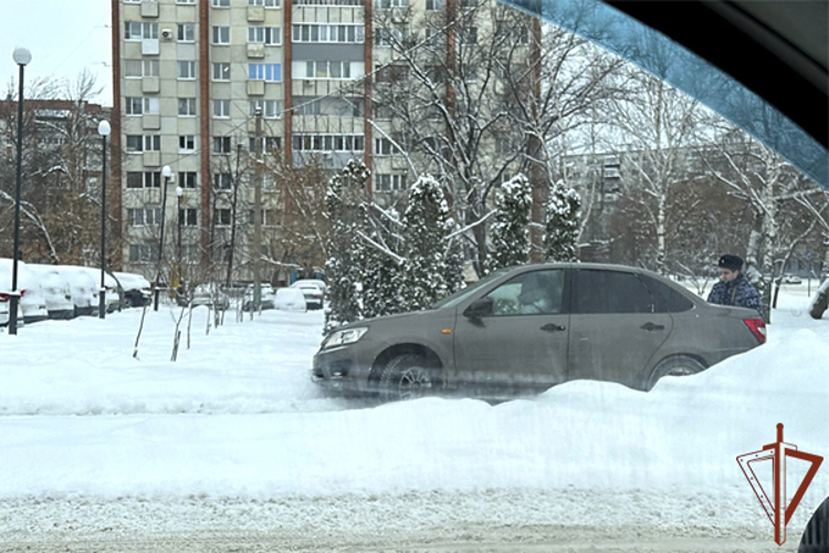 В Пензе автоледи поблагодарила росгвардейцев за  помощь в трудной для нее ситуации
