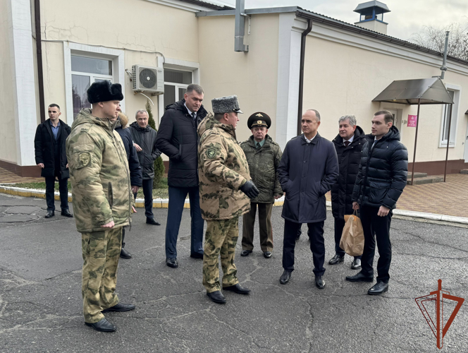 Пациентов военного госпиталя Росгвардии навестил заместитель губернатора Ростовской области