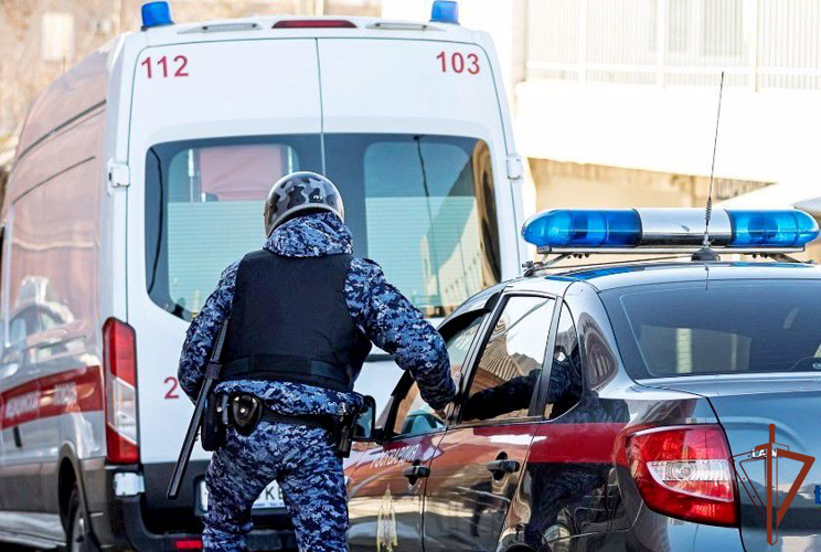 Росгвардейцы пришли на помощь получившему травму жителю Симферополя