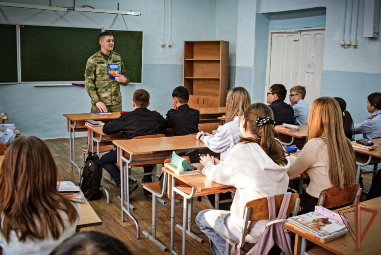  В Сибири росгвардейцы провели посвященные Дню Конституции Российской Федерации тематические мероприятия 