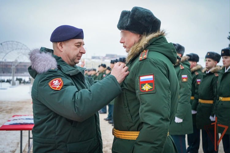 Дипломы об окончании Михайловской военной артиллерийской академии вручены офицерам Росгвардии в Санкт-Петербурге 