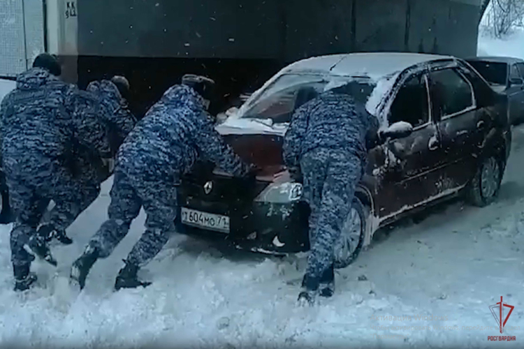Росгвардия помогает автомобилистам во время аномального снегопада в Центральной России