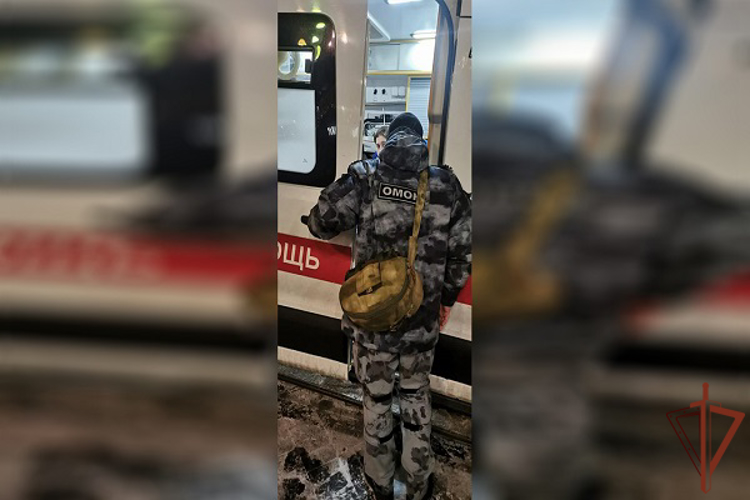 Росгвардейцы оказали помощь девушке с переломом ноги в Москве