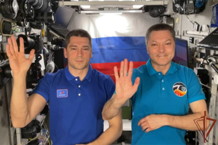 С наступающим Новым годом  росгвардейцев поздравили российские космонавты  