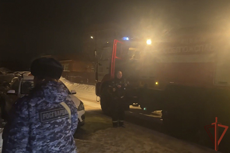 Сотрудники Росгвардии эвакуировали более 40 человек из задымленного дома в Московской области