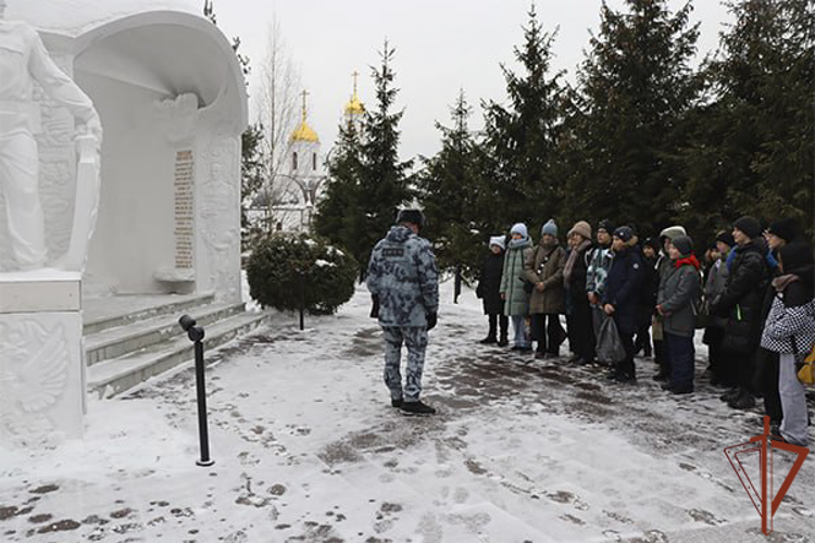 Урок мужества с московскими школьниками провел ОМОН Росгвардии в преддверии Дня неизвестного солдата
