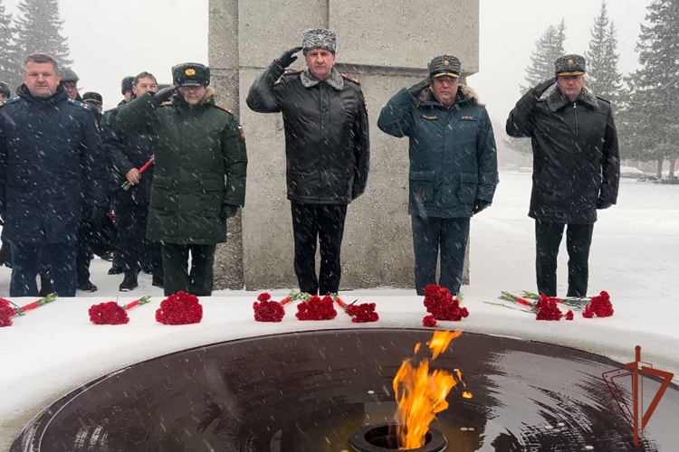 Росгвардия принимает участие в памятных мероприятиях ко Дню неизвестного солдата в Сибири