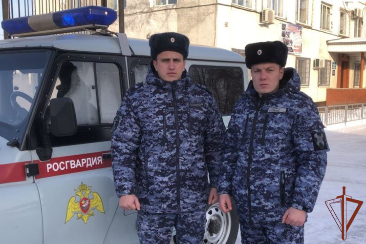Патруль Росгвардии оказал помощь в ликвидации пожара в Алтайском крае