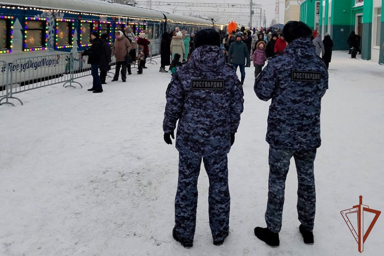 Росгвардейцы обеспечили безопасность «Поезда Деда Мороза» в Кузбассе