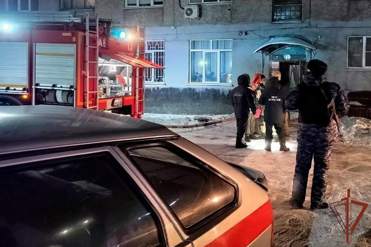 Сотрудники Росгвардии эвакуировали жильцов из горящего многоквартирного дома в Кемеровской области