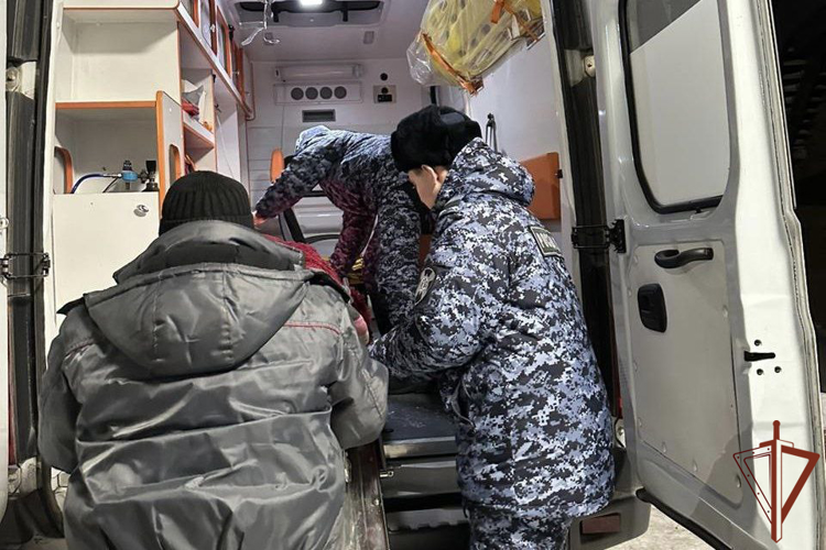 Росгвардейцы оказали доврачебную помощь получившему травму при падении на улице  в Омской области пенсионеру