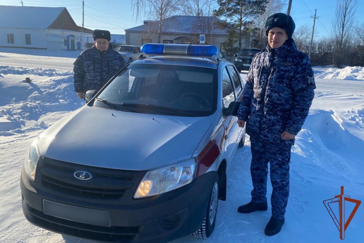 Сотрудники Росгвардии пришли на помощь водителю, оказавшемуся в трудной ситуации на трассе в Омской области