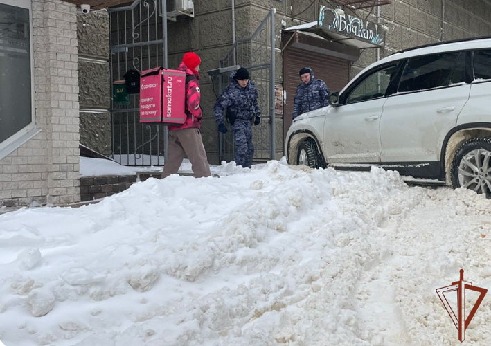Воронежские росгвардейцы оказывают помощь жителям Черноземья во время мощного циклона