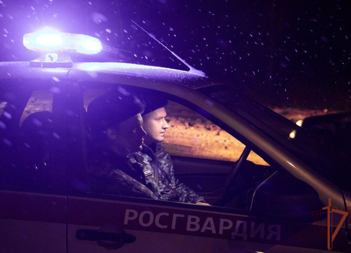 Получившей травму при падении на скользком тротуаре пожилой екатеринбурженке  оказал помощь патруль Росгвардии
