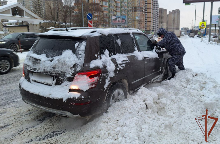 Росгвардия помогает автомобилистам во время аномального снегопада в Центральной России