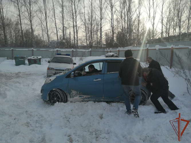 Росгвардия помогает автомобилистам во время аномального снегопада в Центральной России