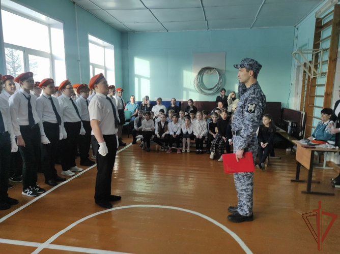 Росгвардия провела патриотические встречи с подрастающим поколением на Урале