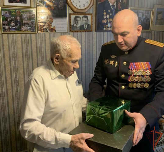 Росгвардейцы поздравили ветерана Великой Отечественной войны с 98-летием в Москве 